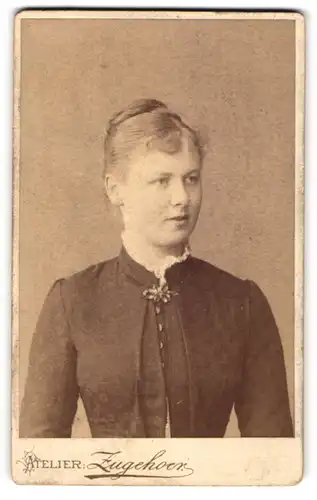 Fotografie Zugehoer, Naumburg a / S., Portrait junge Dame mit Hochsteckfrisur und Kragenbrosche