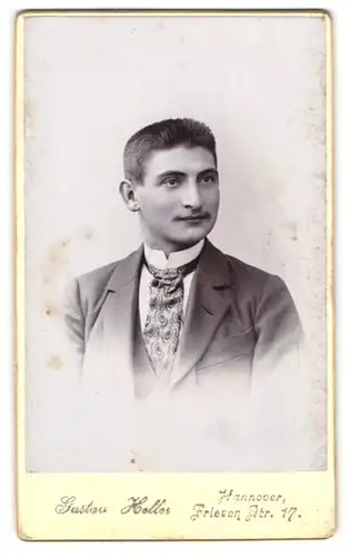 Fotografie Gustav Heller, Hannover, Portrait junger Mann im Anzug mit Krawatte