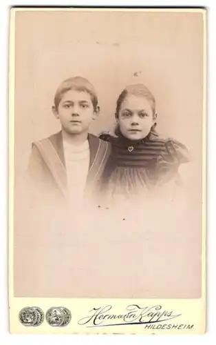 Fotografie Hermann Kapps, Hildesheim, Portrait Kinderpaar in zeitgenössischer Kleidung