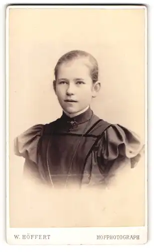 Fotografie W. Höffert, Berlin, Portrait junges Mädchen mit zurückgebundenem Haar