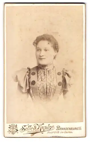 Fotografie Selle & Kuntze Nfg., Brandenburg a / H., Portrait junge Dame im modischen Kleid mit Kragenbrosche