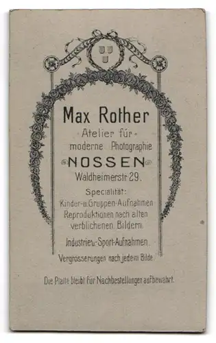 Fotografie Max Rother, Nossen, Portrait älterer Herr im Anzug mit Krawatte und Schnauzbart