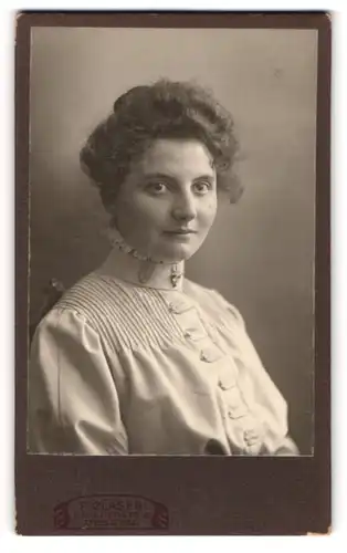 Fotografie P. Clasen, Dessau, Portrait junge Dame mit Hochsteckfrisur und Kragenbrosche