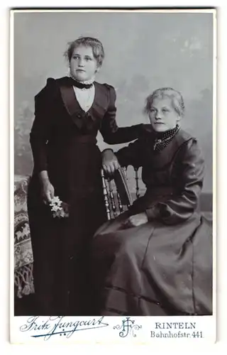 Fotografie Fritz Jungcurt, Rinteln, Portrait zwei junge Damen in eleganten Kleidern