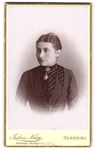 Fotografie Julius Nary, Bernburg, Portrait junge Frau mit zusammengebundenem Haar mit Schmuck