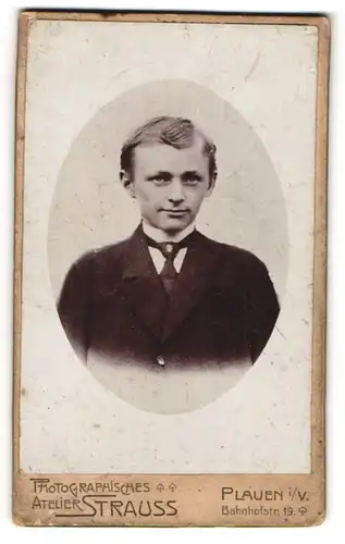 Fotografie Atelier Strauss, Plauen i/V, Portrait halbwüchsiger Knabe in Anzug mit Krawatte