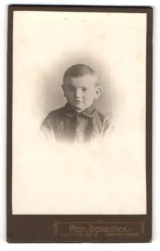 Fotografie Rich. Schiewick, Leipzig-Schleussig, Portrait kleiner junge mit kurzem Haar
