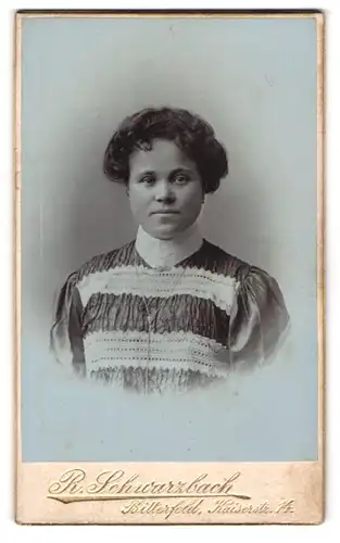 Fotografie R. Schwarzbach, Bitterfeld, Portrait junge Frau mit Hochsteckfrisur