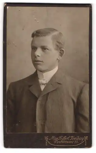 Fotografie Max Seifert, Freiberg, Portrait junger Mann in Anzug mit Hemd mit Stehkragen