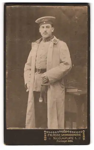 Fotografie Fr. Rose, Wernigerode, Portrait Soldat in Uniformmantel mit Krätzchen