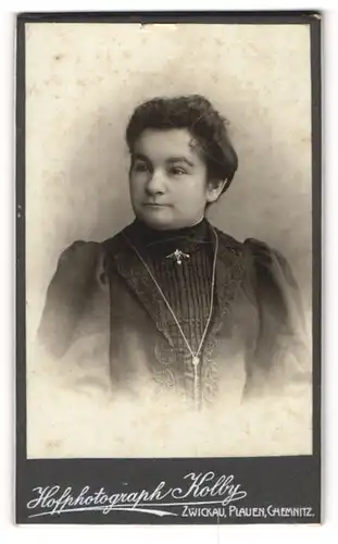 Fotografie Kolby, Zwickau, Portrait Frau mit zusammengebundenem Haar