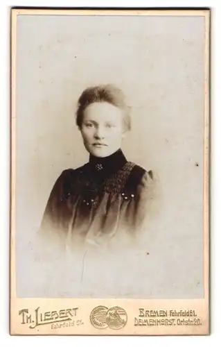 Fotografie Th. Liebert, Bremen, Portrait junge Dame mit zusammengebundenem Haar