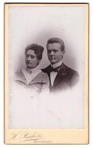 Fotografie H. Richers, Hannover, Portrait junges Paar in festlicher Kleidung