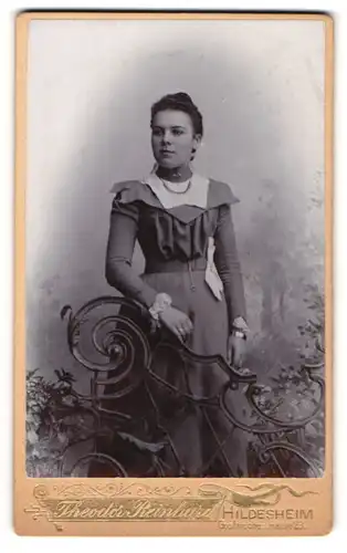 Fotografie Theodor Reinhard, Hildesheim, Portrait dunkelhaarige junge Schönheit im gerüschten Kleid
