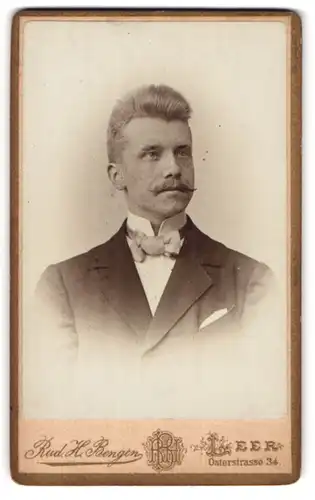 Fotografie Rud. H. Bengen, Leer, Portrait blonder charmanter Mann mit Schnäuzer