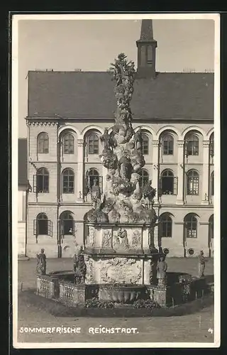 AK Reichstadt, Ortspartie mit Brunnen