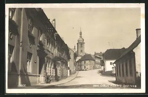 AK Úpice, Strassenpartie mit Kirche im Hintergrund