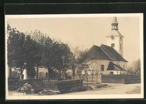 Foto-AK Chleny, Strassenpartie mit Kirche