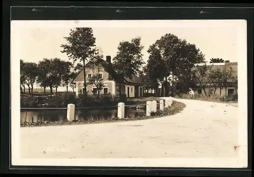 AK Krizanov, Ortspartie mit Haus am Teich