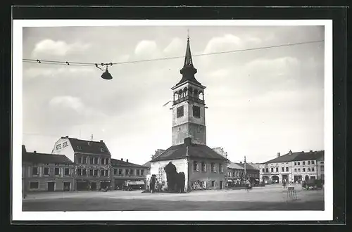 AK Dobruska, Partie auf dem Marktplatz mit Blick zur Kirche und Hotel Rydl