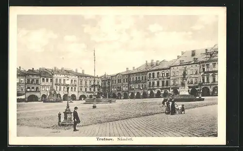 AK Trautenau / Trutnov, Passanten und Geschäfte am Marktplatz