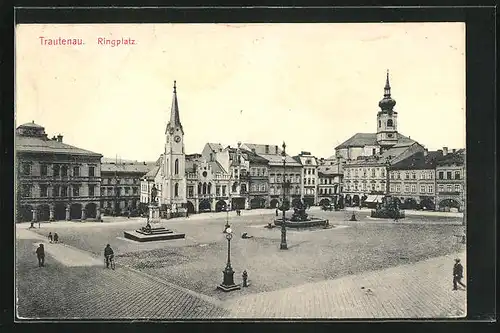 AK Trautenau / Trutnov, Ringplatz mit Denkmal und Kirche