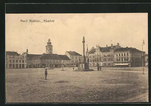 AK Nový Bydzov, Nàmesti, Marktplatz mit Geschäften und Denkmal