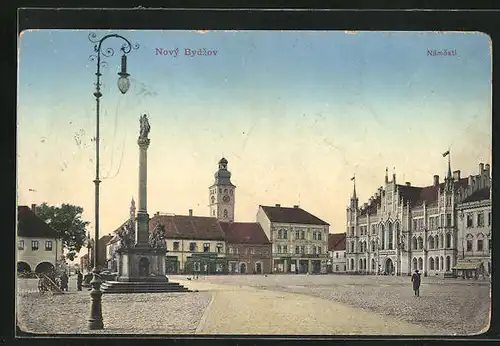 AK Nový Bydzov, Nàmesti, Marktplatz mit Rathaus und Denkmal