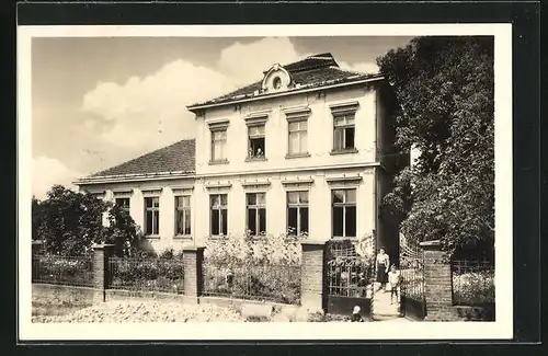 AK Mzany, Skola, Blick zur Schule
