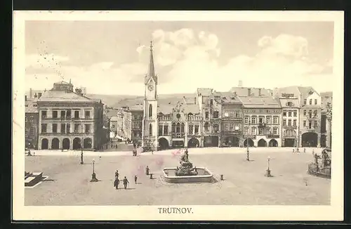 AK Trautenau / Trutnov, Stadtplatz mit Brunnen