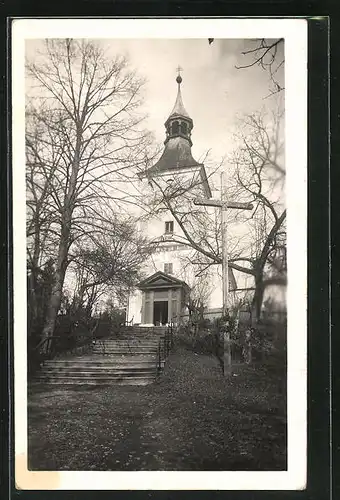 AK Cernikovice, Blick zur Kirche im Sonnenschein