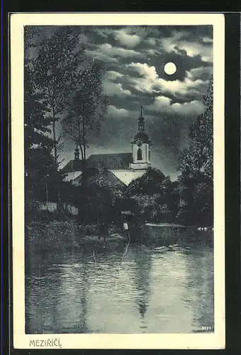 Mondschein-AK Mezirící, Uferpartie mit Blick zur Kirche