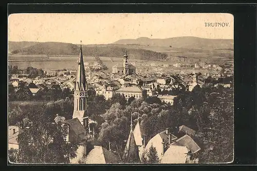 AK Trautenau / Trutnov, Panoramablick vom Berg auf den Ort