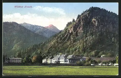AK Wildbad Kreuth, Ortsansicht mit Bergen dahinter
