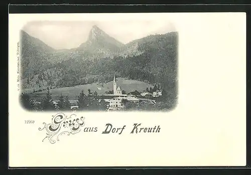 AK Dorf Kreuth, Ortsansicht mit Kirchturm und Bergen im Hintergrund