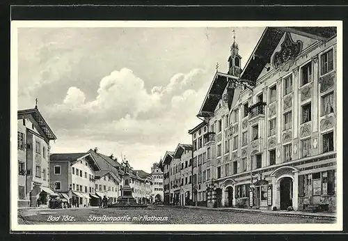 AK Bad Tölz, Strassenpartie mit Geschäften, Rathaus und Denkmal