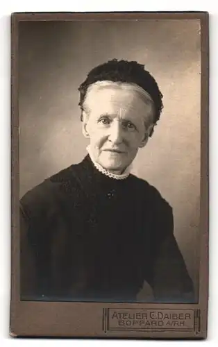 Fotografie C. Daiber, Boppard a. Rh., Portrait betagte hübsche Dame mit Kopfbedeckung