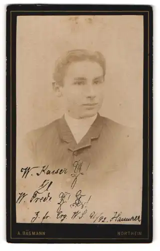 Fotografie A. Bäsmann, Northeim, Portrait hübscher junger Mann im Nadelstreifenjackett