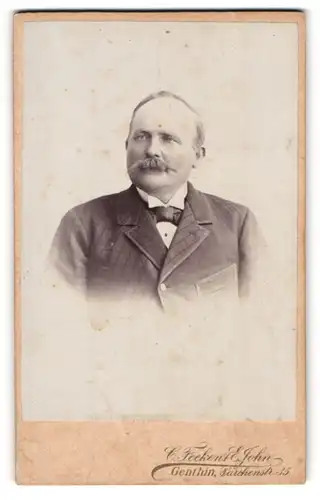 Fotografie C. Feeken, Genthin, Portrait stattlicher Herr mit Schnäuzer