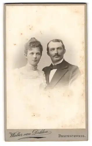 Fotografie Walter van Delden, Braunschweig, Portrait eines elegant gekleideten jungen Paares