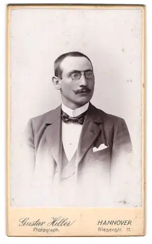 Fotografie Gustav Heller, Hannover, Portrait junger Mann mit Zwicker und Schnäuzer