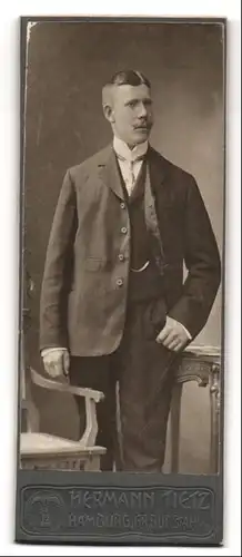 Fotografie Hermann Tietz, Hamburg, Portrait junger Herr in Anzugjacke mit Krawatte