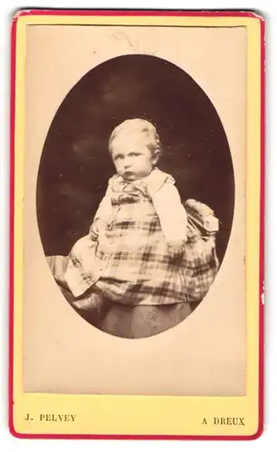 Fotografie J. Pelvey, Dreux, Portrait niedliches Kleinkind im karierten Kleid
