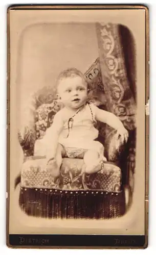 Fotografie Dietrich, Dreux, Portrait niedliches Kleinkind im weissen Hemd auf Sessel sitzend