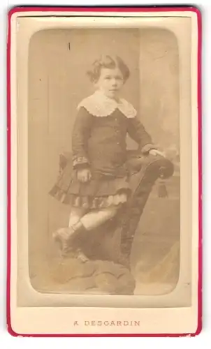 Fotografie A. Desgardin, Saint-Brieuc, Portrait kleines Mädchen im hübschen Kleid auf Sessel stehend