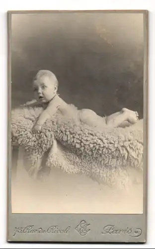 Fotografie des Grands Magasins de la Samaritaine, Paris, Portrait nackiges Baby bäuchlings auf Fell liegend