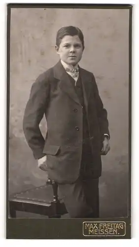 Fotografie Max Freitag, Meissen, Portrait halbwüchsiger Knabe im Anzug mit Fliege