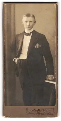 Fotografie Adolf Nöthel, Hannover-Linden, Portrait junger Herr im Anzug mit Fliege und Einstecktuch