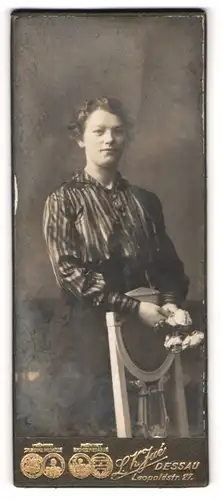 Fotografie L. K. Jué, Dessau, Portrait junge Dame in modischer Bluse mit Blumen