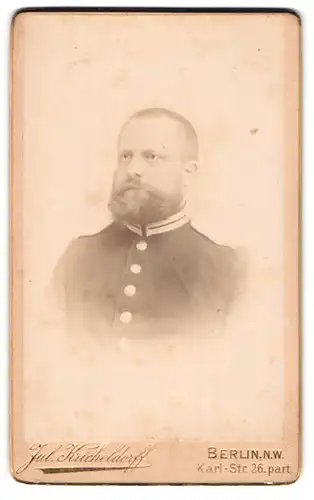 Fotografie Jul. Kricheldorff, Berlin, Alter Soldat in Uniform mit Vollbart